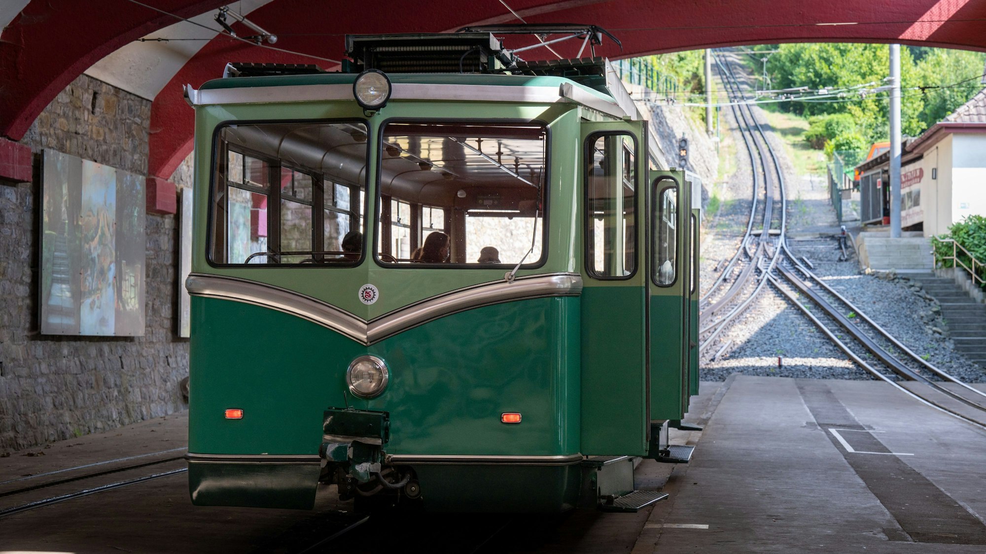 Ein Zug der Drachenfelsbahn steht in der Talstation.