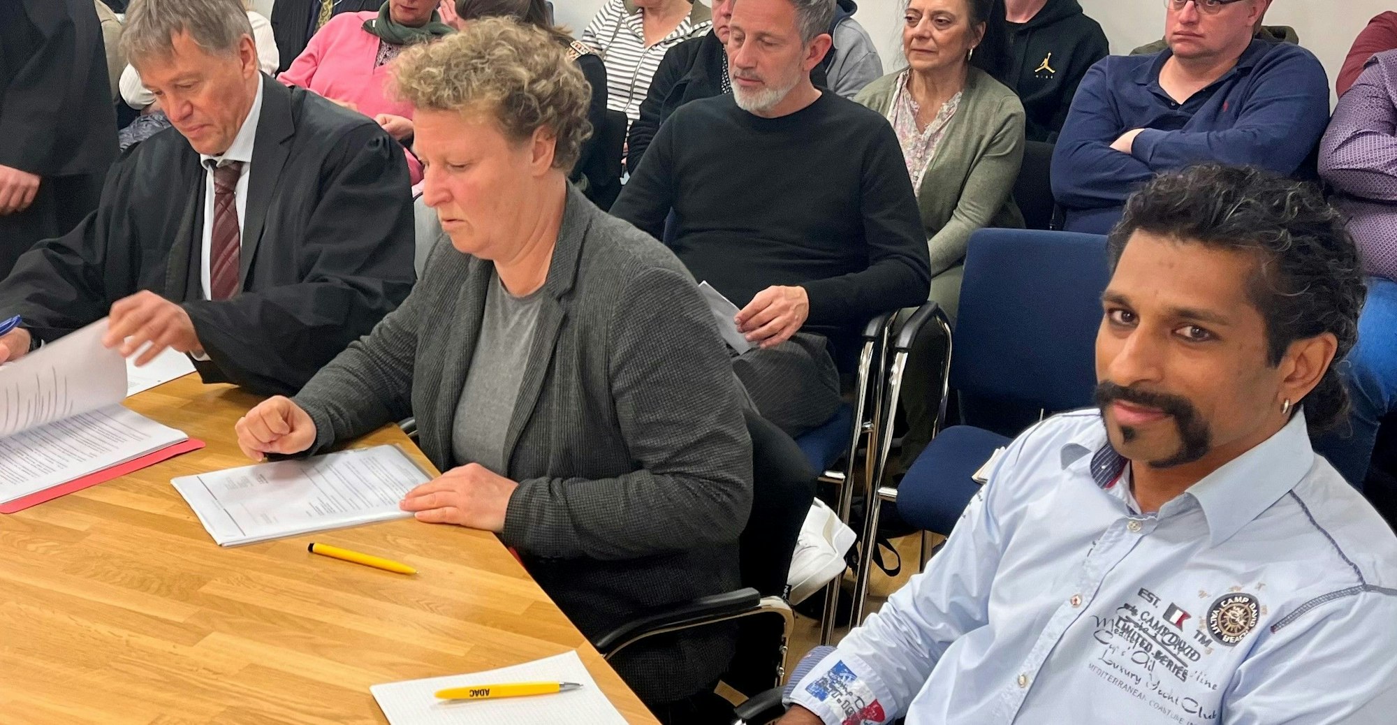 Petra Gorisch (Mitte), Betriebsratsvorsitzende des ADAC Nordrhein, beim Prozess vor dem Kölner Arbeitsgericht. Rechts von ihr, ihr Vize Rod Hahn, links Anwalt Dirk Winter.