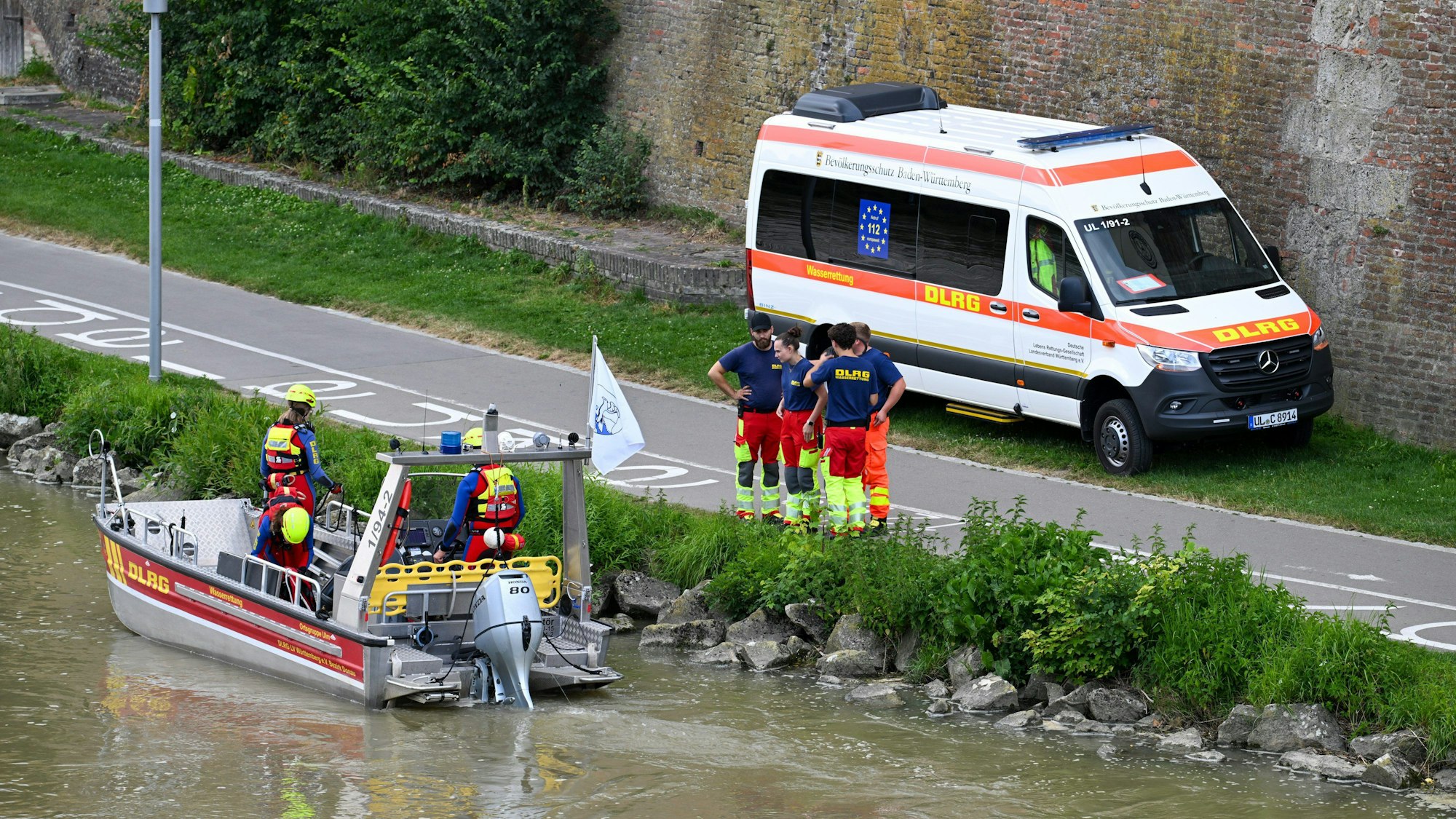 Einsatzkräfte suchen auf der Donau nach dem Vermissten.