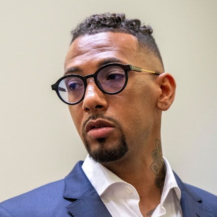 Jerome Boateng, Fußball-Profi, steht im Landgericht im Gerichtssaal.
