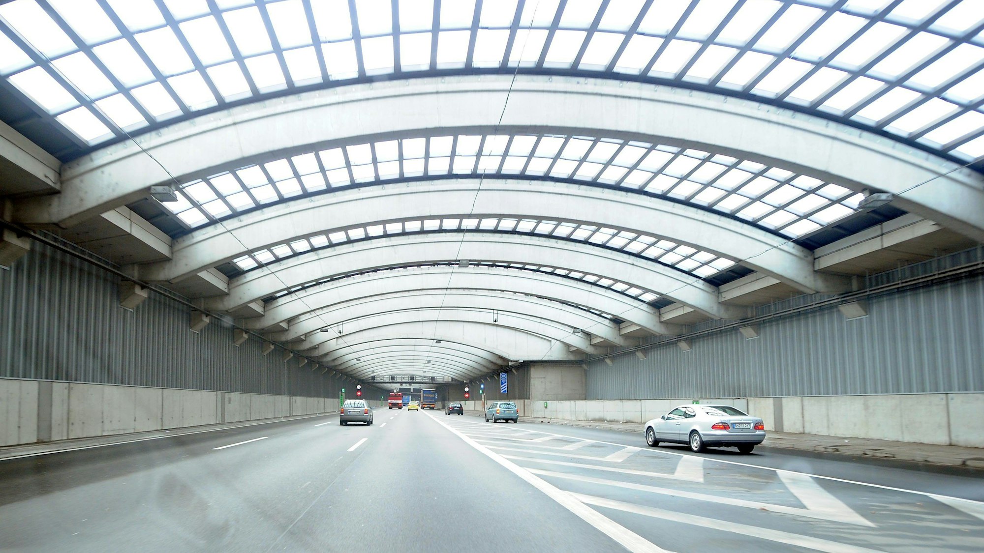 Licht fällt am 07.10.2014 in Köln (Nordrhein-Westfalen) durch das Glasdach des Lärmschutztunnels über der Autobahn A1 in Köln-Lövenich. Der Tunnel wird im heute vorgestellten «Schwarzbuch» zur öffentlichen Verschwendung" aufgeführt. Foto: Henning Kaiser/dpa +++(c) dpa - Bildfunk+++ | Verwendung weltweit
