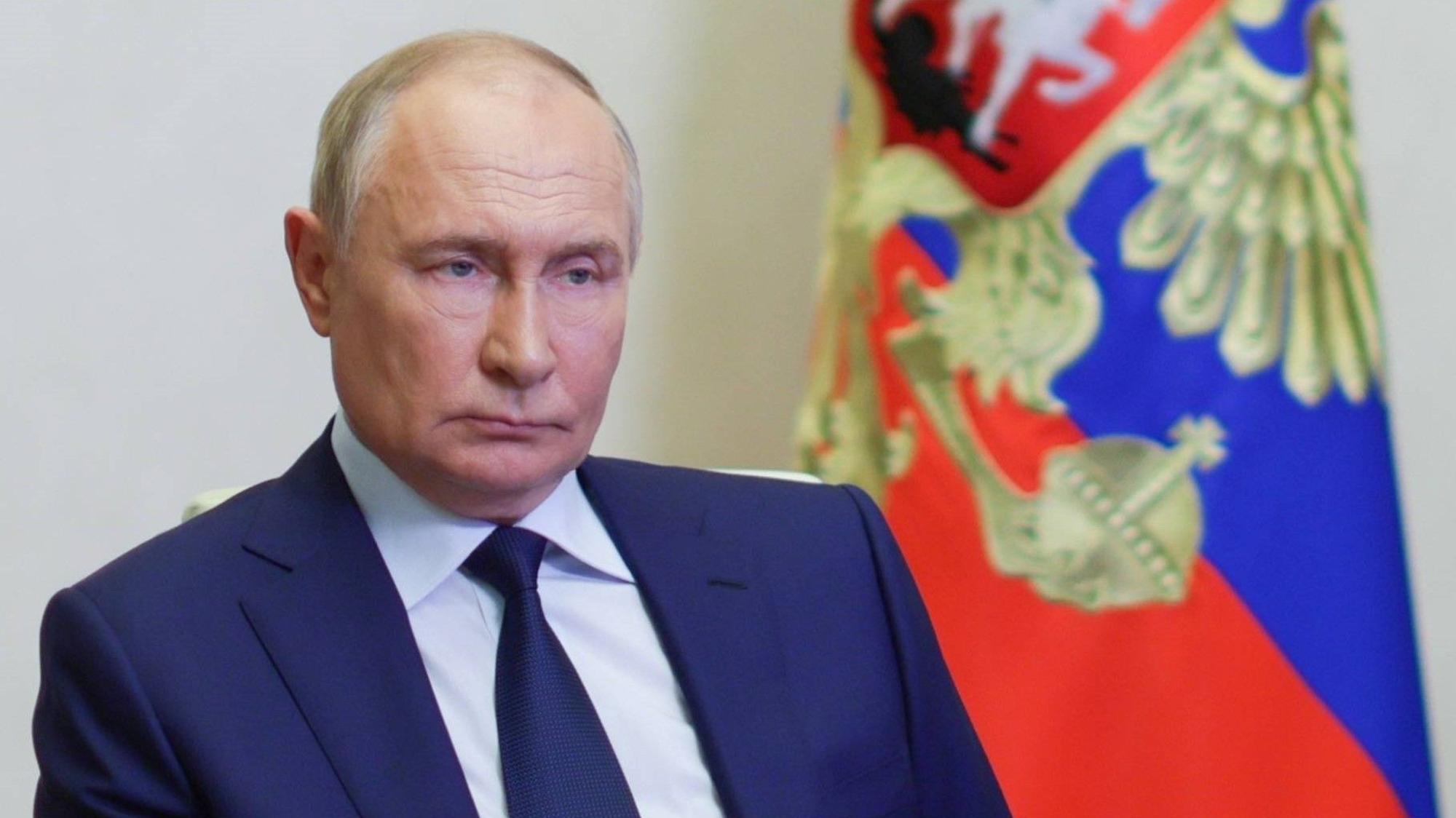Kremlchef Wladimir Putin bei einer Telefonkonferenz mit dem Gouverneur der Region Kursk. Die ukrainische Offensive in der Region läuft weiter.