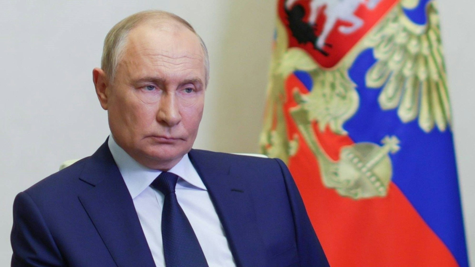 Kremlchef Wladimir Putin bei einer Telefonkonferenz mit dem Gouverneur der Region Kursk. Die ukrainische Offensive in der Region läuft weiter.