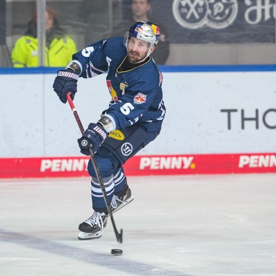 Eishockey, DEL, 20240403, EHC Red Bull München - Pinguins Bremerhaven. Im Bild Adam ALMQUIST EHC Red Bull München, 5 Pass Zuspiel Puck Portrait Ganzkörper ganze volle Figur. München Olympiaeisstadion München Bayern Deutschland *** Ice Hockey, DEL, 20240403, EHC Red Bull Munich Pinguins Bremerhaven In the picture Adam ALMQUIST EHC Red Bull Munich, 5 pass pass puck portrait full body full figure Munich Olympiaeisstadion Munich Bavaria Germany Copyright: Passion2Press/MarkusxFischerx