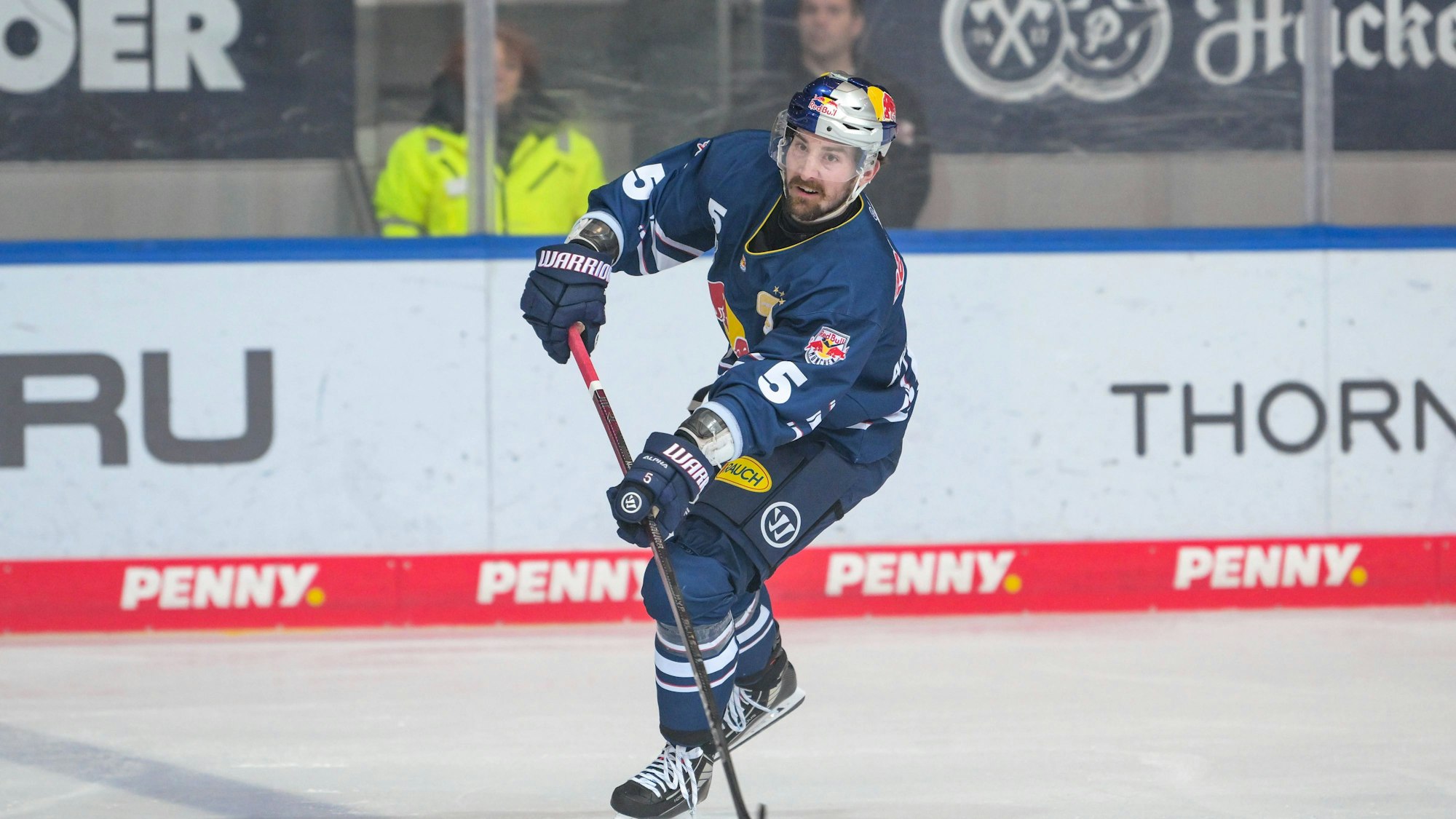 Eishockey, DEL, 20240403, EHC Red Bull München - Pinguins Bremerhaven. Im Bild Adam ALMQUIST EHC Red Bull München, 5 Pass Zuspiel Puck Portrait Ganzkörper ganze volle Figur. München Olympiaeisstadion München Bayern Deutschland *** Ice Hockey, DEL, 20240403, EHC Red Bull Munich Pinguins Bremerhaven In the picture Adam ALMQUIST EHC Red Bull Munich, 5 pass pass puck portrait full body full figure Munich Olympiaeisstadion Munich Bavaria Germany Copyright: Passion2Press/MarkusxFischerx