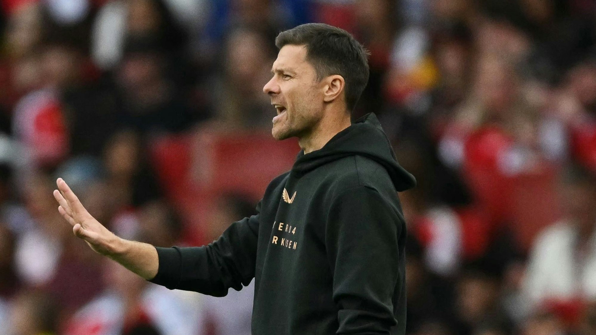Leverkusen-Coach Xabi Alonso während des Testspiels beim FC Arsenal.