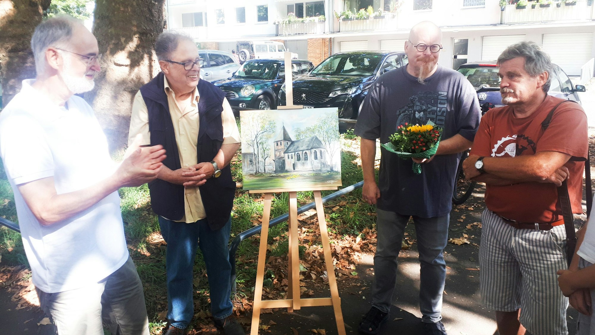 Marktsprecher Horst Zedow, Künstler Wolfgang Schieffer, der Ersteigerer des Bildes Stefan Salz und Ulrich Thome vom Niehler Bürgerverein (v.l.)