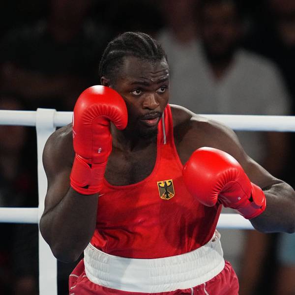 Der Kölner Boxer Nelvie Tiafack im Kampf gegen Bakhodir Jalolov