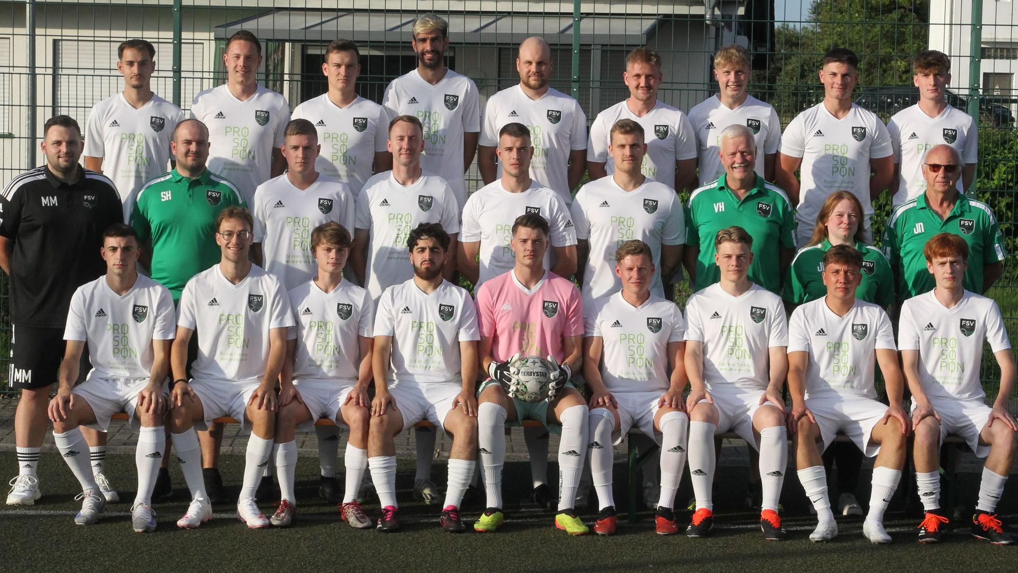 Jan Prediger (oben, von links), Henryk Klemmer, Daniel Grutza, Niclas Fischer, Noah Ludwig, Leon Dagge, Benedikt Trost, Angelo Neumann, Mattes Schrader, Trainer Marvin Müller (Mitte, von links), Betreuer Sascha Heller, Fabian Goller, Robin Bäumgen, Lorenz Daus, Marius von Malottki, Sportlicher Leiter Volker Heinen, stellvertretende Geschäftsführerin Janine Behrend, Geschäftsführer Jürgen Nelles, Tim Lorbach (unten, von links), Paul Wonner, Benjamin Post, Alirizo Davlatov, Oskar Frielingsdorf, Pascal Jungbluth, Jannik Derrenbach, Till Breuer und Constantin Harth von FSV Neunkirchen-Seelscheid II.