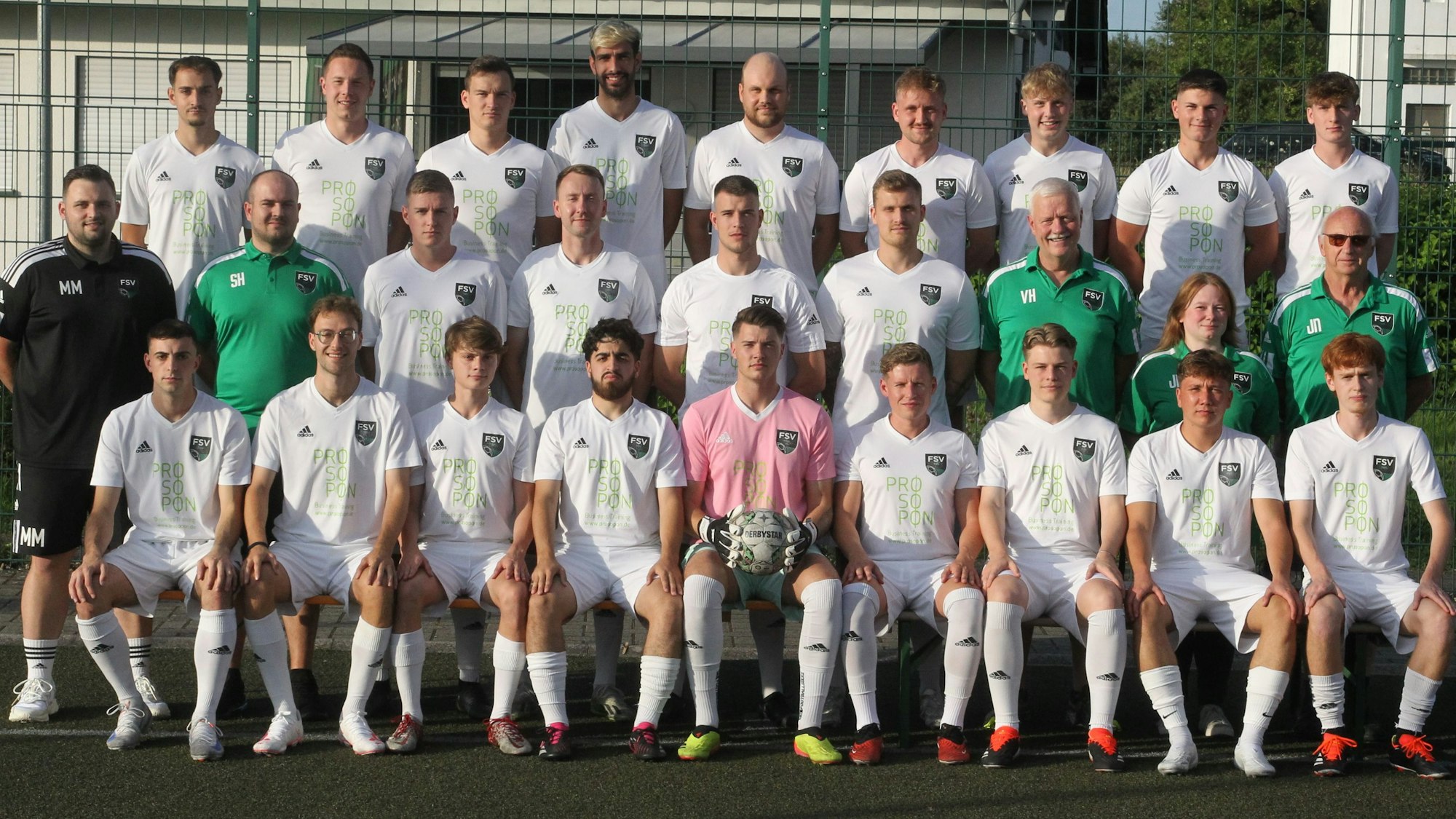 Jan Prediger (oben, von links), Henryk Klemmer, Daniel Grutza, Niclas Fischer, Noah Ludwig, Leon Dagge, Benedikt Trost, Angelo Neumann, Mattes Schrader, Trainer Marvin Müller (Mitte, von links), Betreuer Sascha Heller, Fabian Goller, Robin Bäumgen, Lorenz Daus, Marius von Malottki, Sportlicher Leiter Volker Heinen, stellvertretende Geschäftsführerin Janine Behrend, Geschäftsführer Jürgen Nelles, Tim Lorbach (unten, von links), Paul Wonner, Benjamin Post, Alirizo Davlatov, Oskar Frielingsdorf, Pascal Jungbluth, Jannik Derrenbach, Till Breuer und Constantin Harth von FSV Neunkirchen-Seelscheid II.