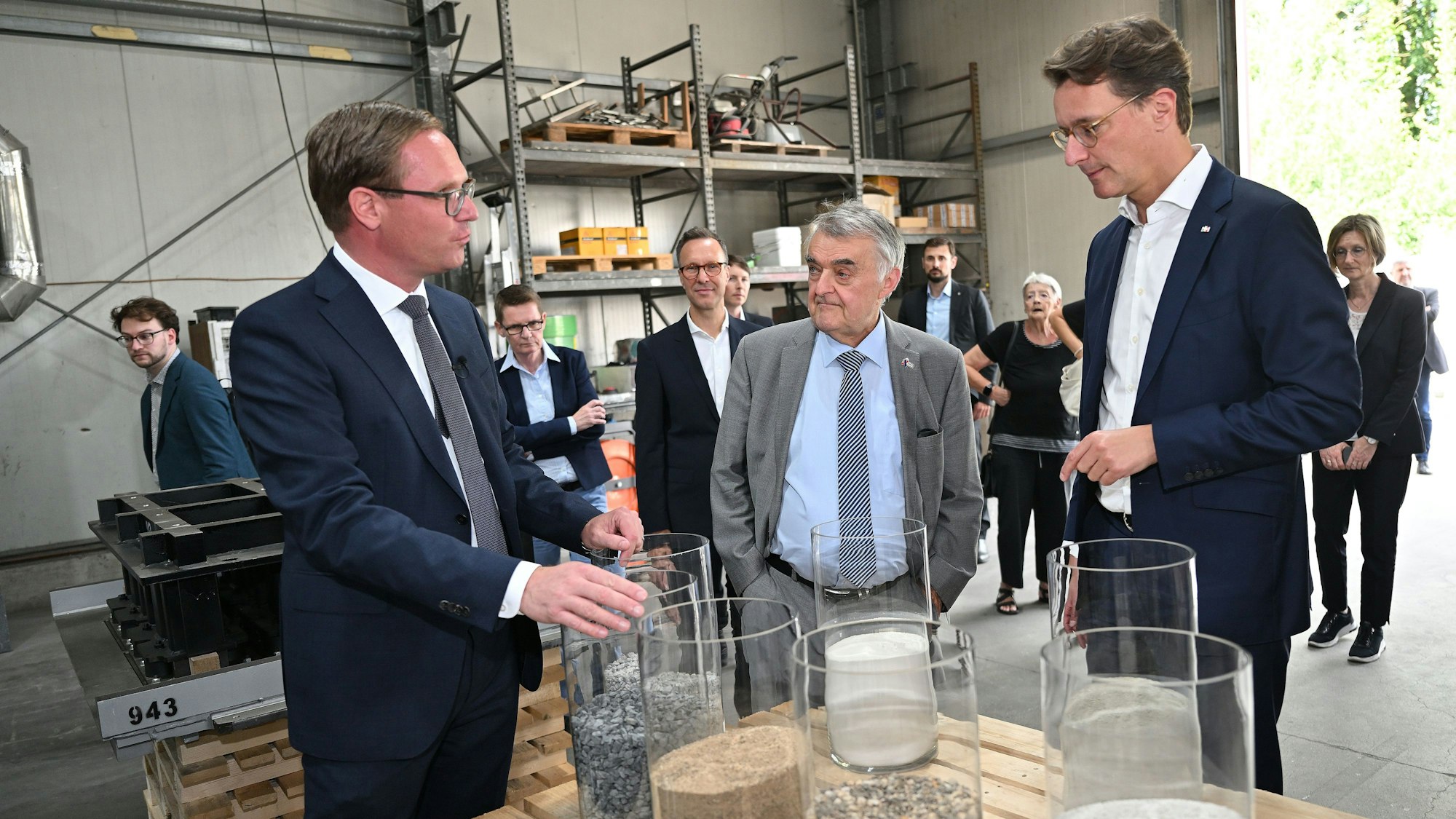 Ministerpräsident Hendrik Wüst, Innenminister Herbert Reul, MdB Dr. Hermann-Josef Tebroke: Unternehmensbesuch Metten Stein & Design. Michael Metten, Herbert Reul, Henrdrick Wüst