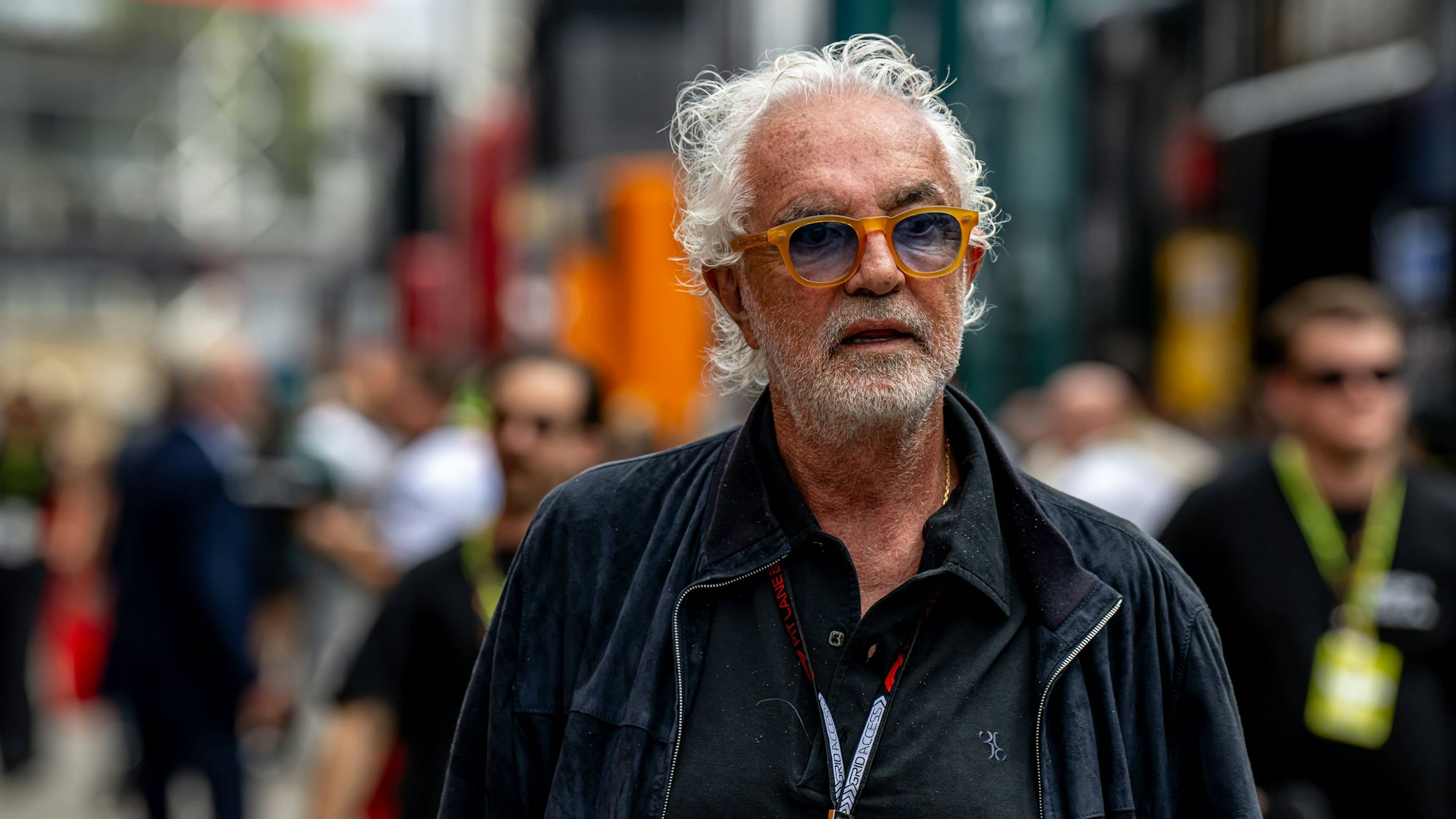 Flavio Briatore schlendert durch das Fahrerlager in der Formel 1.