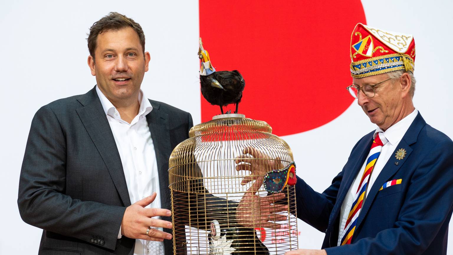 07.08.2024, Berlin: Lars Klingbeil (l), SPD-Bundesvorsitzender, steht bei einer Pressekonferenz im Willy-Brandt-Haus neben Wolfgang Hyrenbach, Präsident des Aachener Karnevalsvereins. Klingbeil erhält im Februar 2025 im Karneval den Orden wider den tierischen Ernst. Foto: Christophe Gateau/dpa +++ dpa-Bildfunk +++