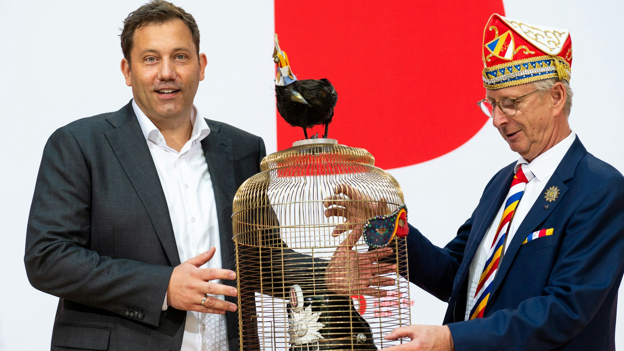 Lars Klingbeil (l), SPD-Bundesvorsitzender, steht bei einer Pressekonferenz im Willy-Brandt-Haus neben Wolfgang Hyrenbach, Präsident des Aachener Karnevalsvereins.
