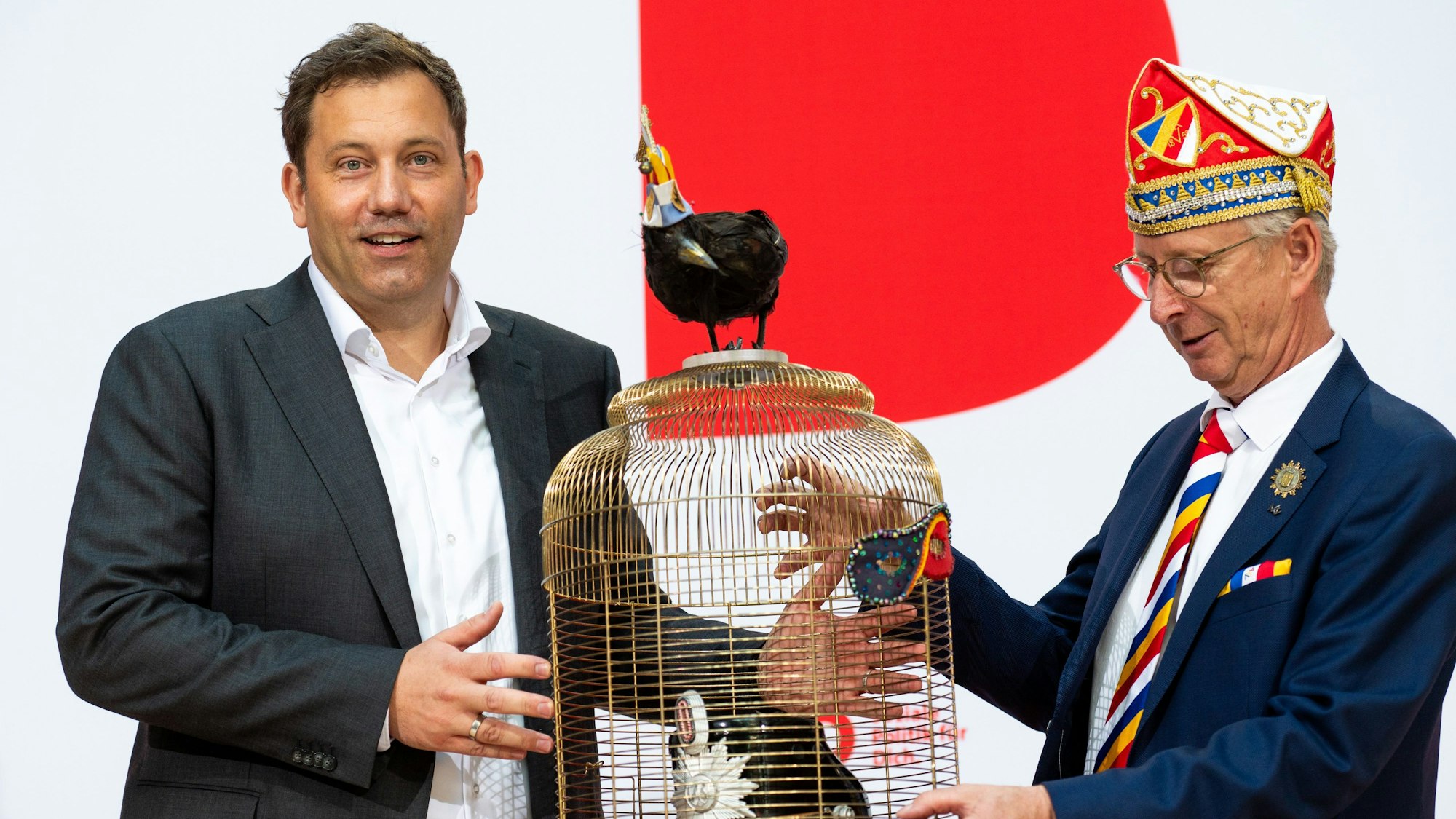 07.08.2024, Berlin: Lars Klingbeil (l), SPD-Bundesvorsitzender, steht bei einer Pressekonferenz im Willy-Brandt-Haus neben Wolfgang Hyrenbach, Präsident des Aachener Karnevalsvereins. Klingbeil erhält im Februar 2025 im Karneval den Orden wider den tierischen Ernst. Foto: Christophe Gateau/dpa +++ dpa-Bildfunk +++