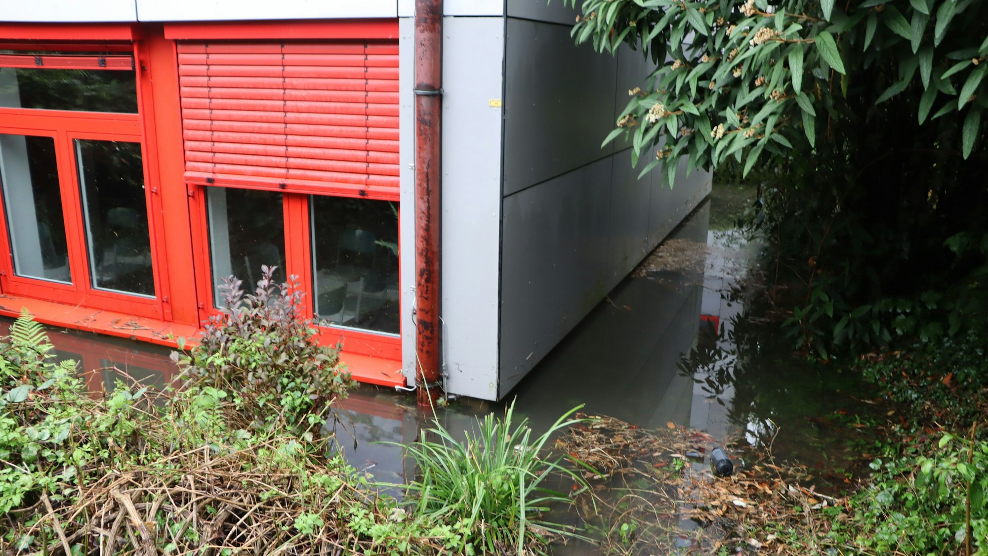 Das Bild zeigt die Realschule in Wesseling, wo viel Wasser in das Untergeschoss drang und mit abgepumpt werden musste.