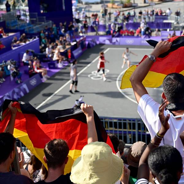 Fans aus Deutschland feuern ihr Team beim 3x3-Basketball an.