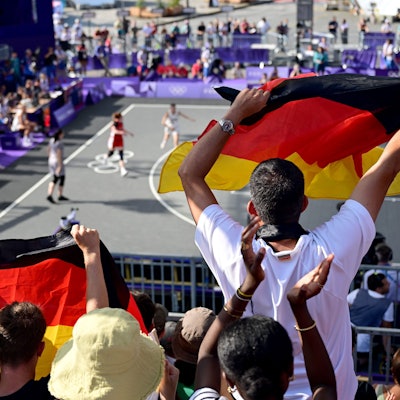Fans aus Deutschland feuern ihr Team beim 3x3-Basketball an.