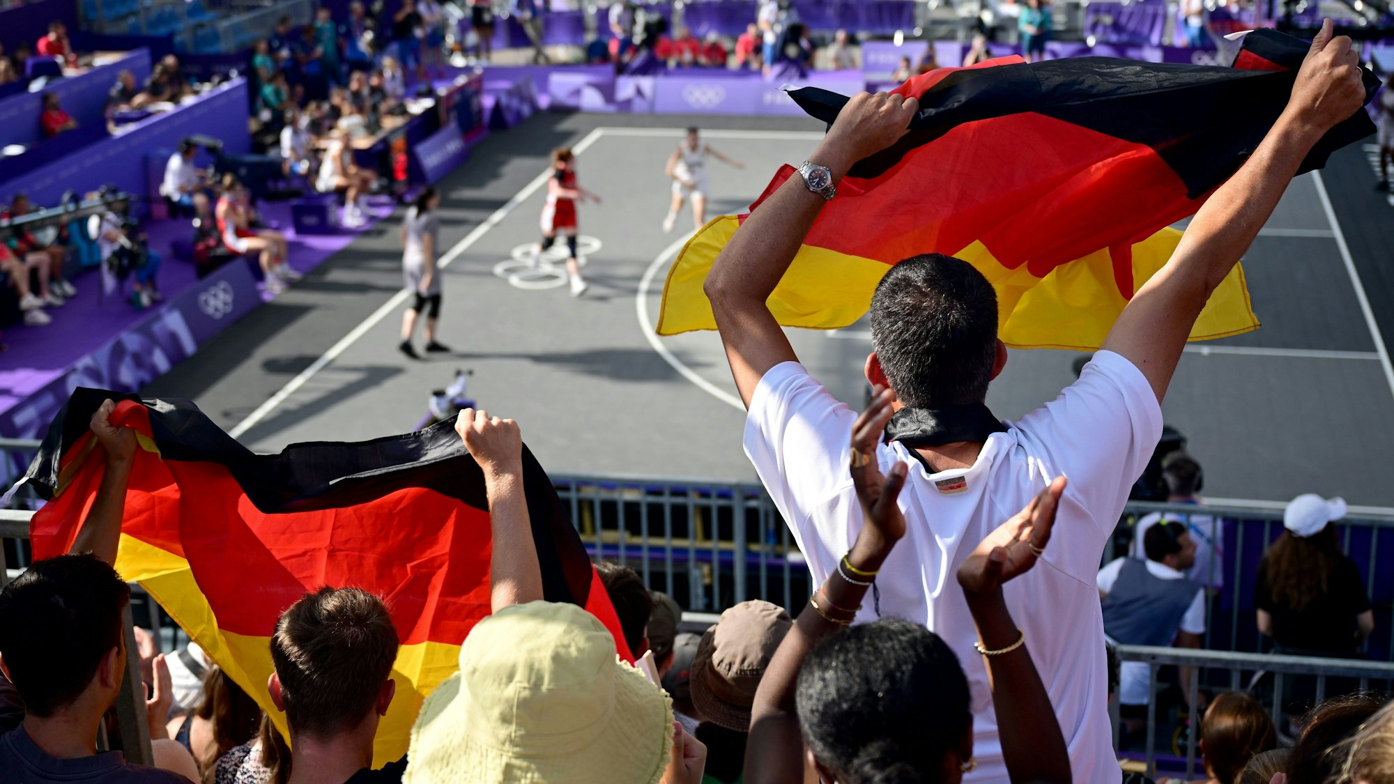 Fans aus Deutschland feuern ihr Team beim 3x3-Basketball an.