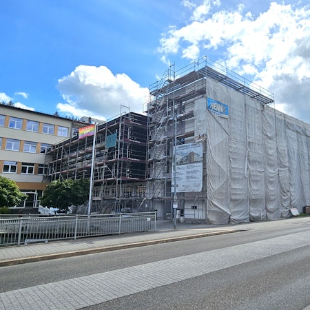 Blick auf die eingerüsteten Gebäude des Johannes-Sturmius-Gymnasiums.