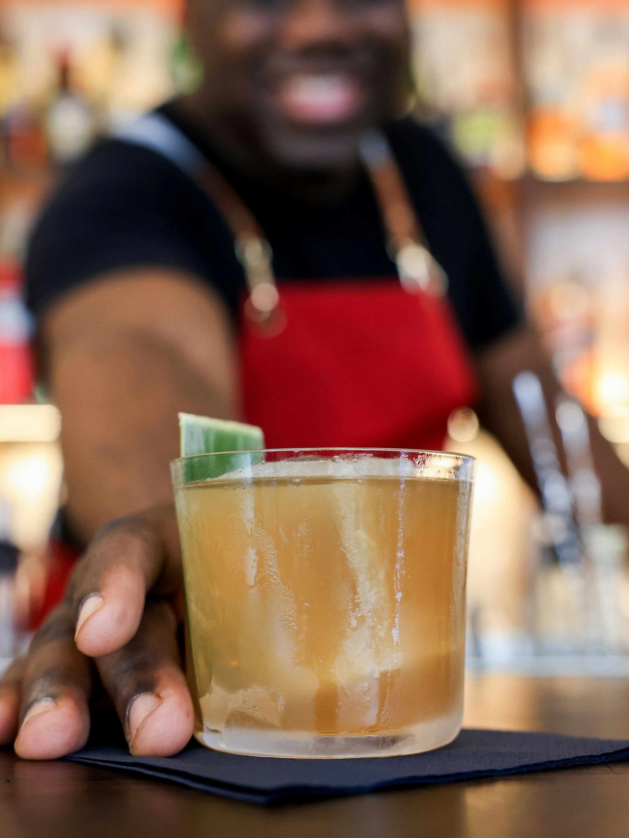 Barchef Bernardo stellt ein Cocktailglas auf den Tresen.