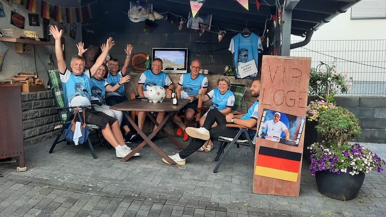 Auf dem Campingplatz haben sich die Rendschmits ihre eigene kleine VIP-Area aufgebaut - samt Fanutensilien.