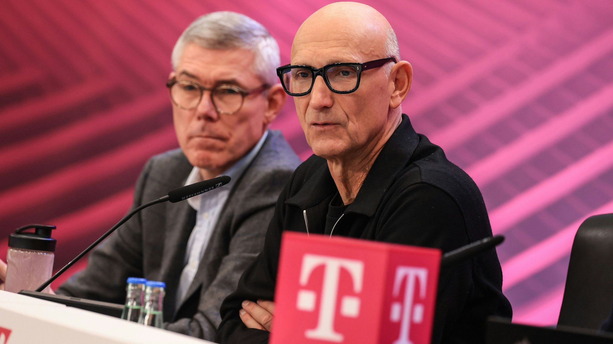 Telekom-Chef Tim Höttges (rechts) und Finanzvorstand Christian Illek auf der Bilanzpressekonferenz. (Archivbild)