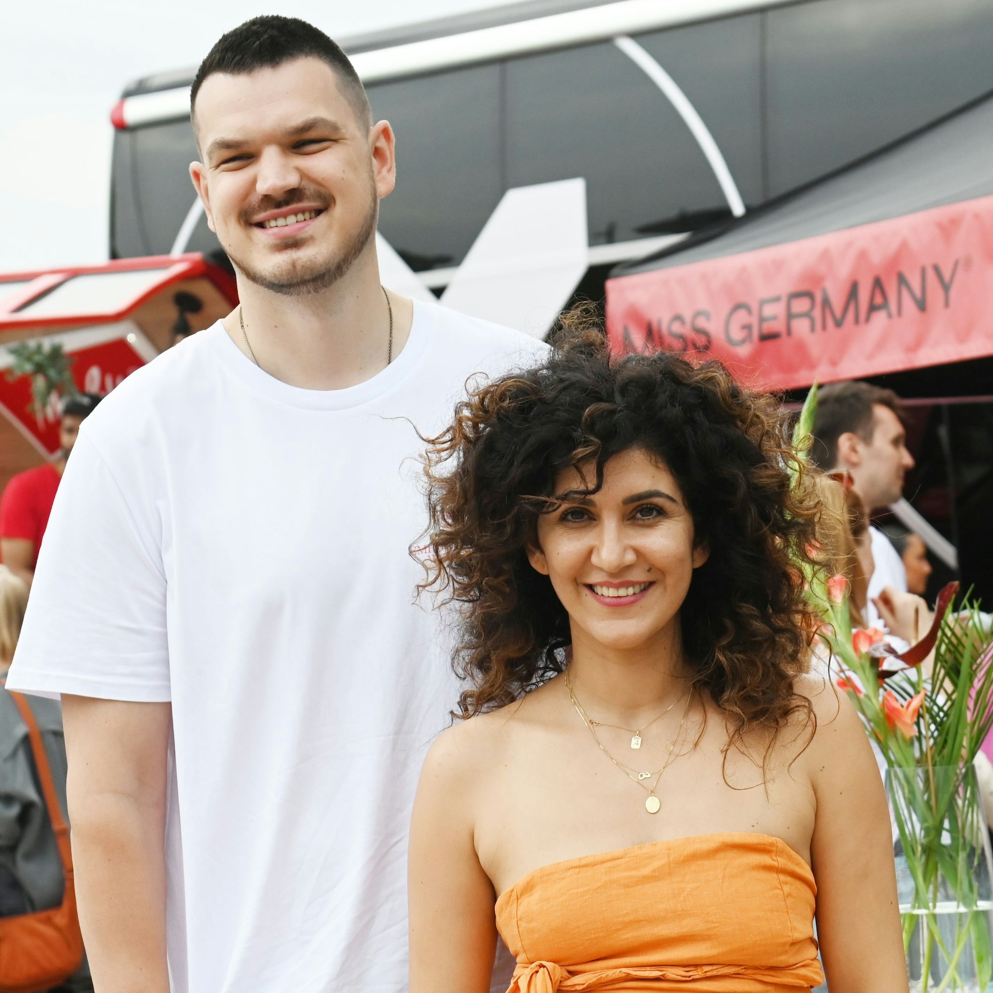 07.08.2024 Köln. Der Miss-Germany-Wettbewerb macht Stopp in Köln. Max Klemmer (li.) und Apameh Schönauer.