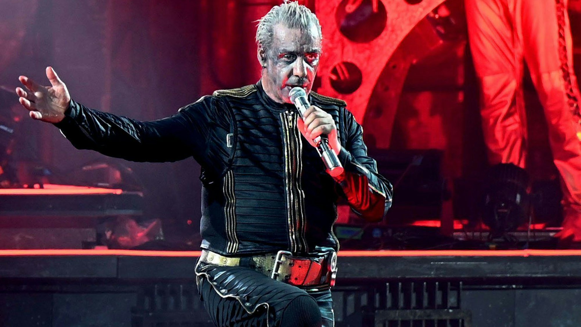Rammstein Frontsänger Till Lindemann performt den Song „Deutschland“ auf der Bühne im Rahmen der Deutschland-Tournee mit dem Album „Zeit“.