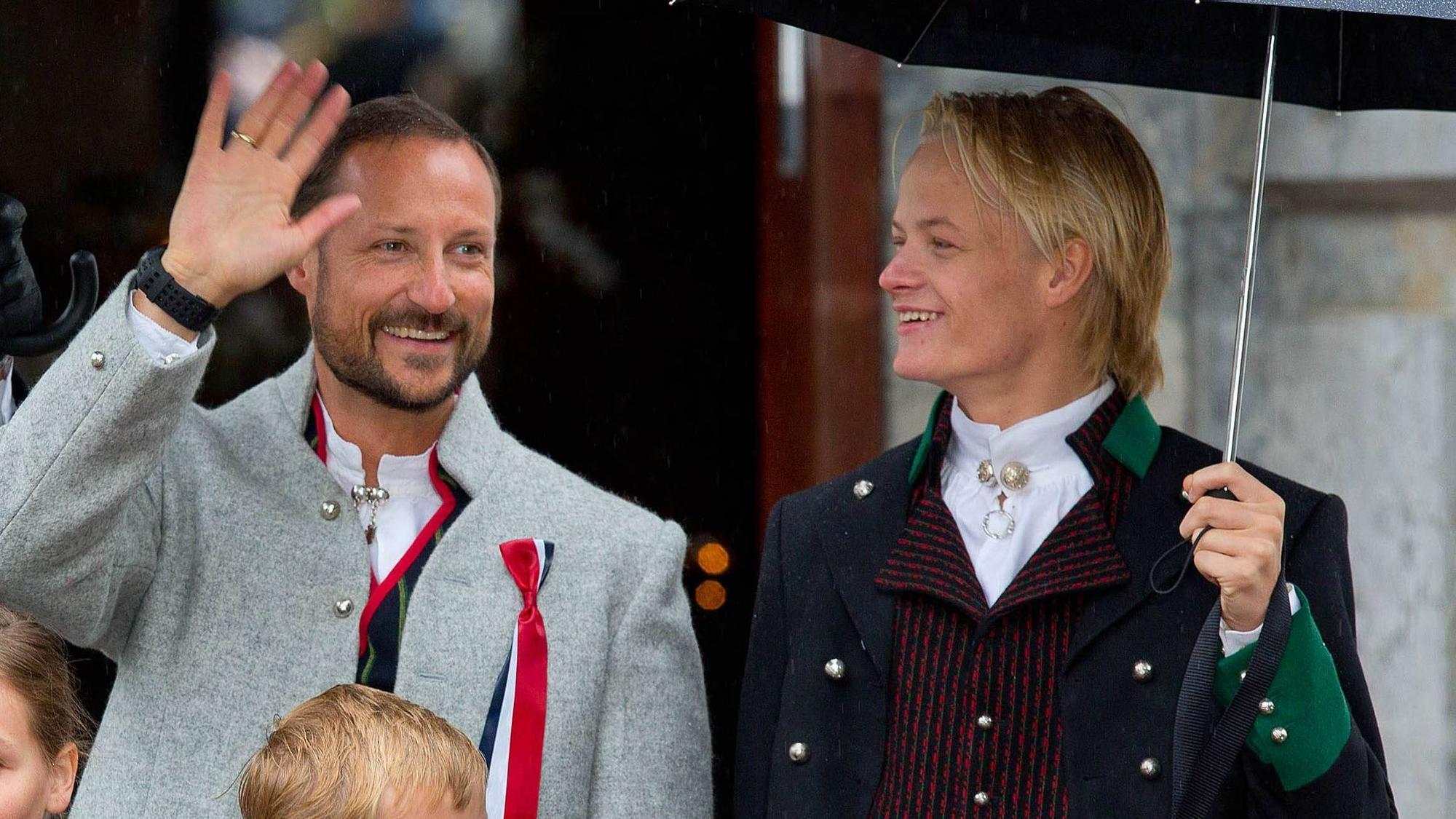 Kronprinz Haakon und Marius winken.