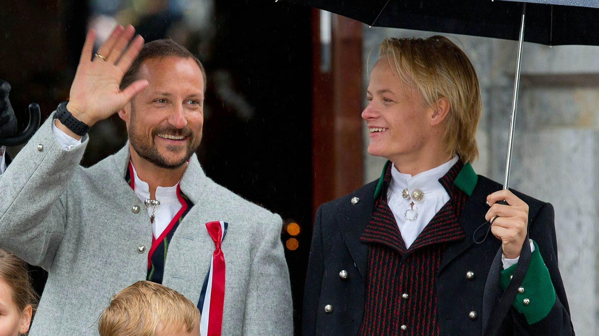 Kronprinz Haakon und Marius winken.