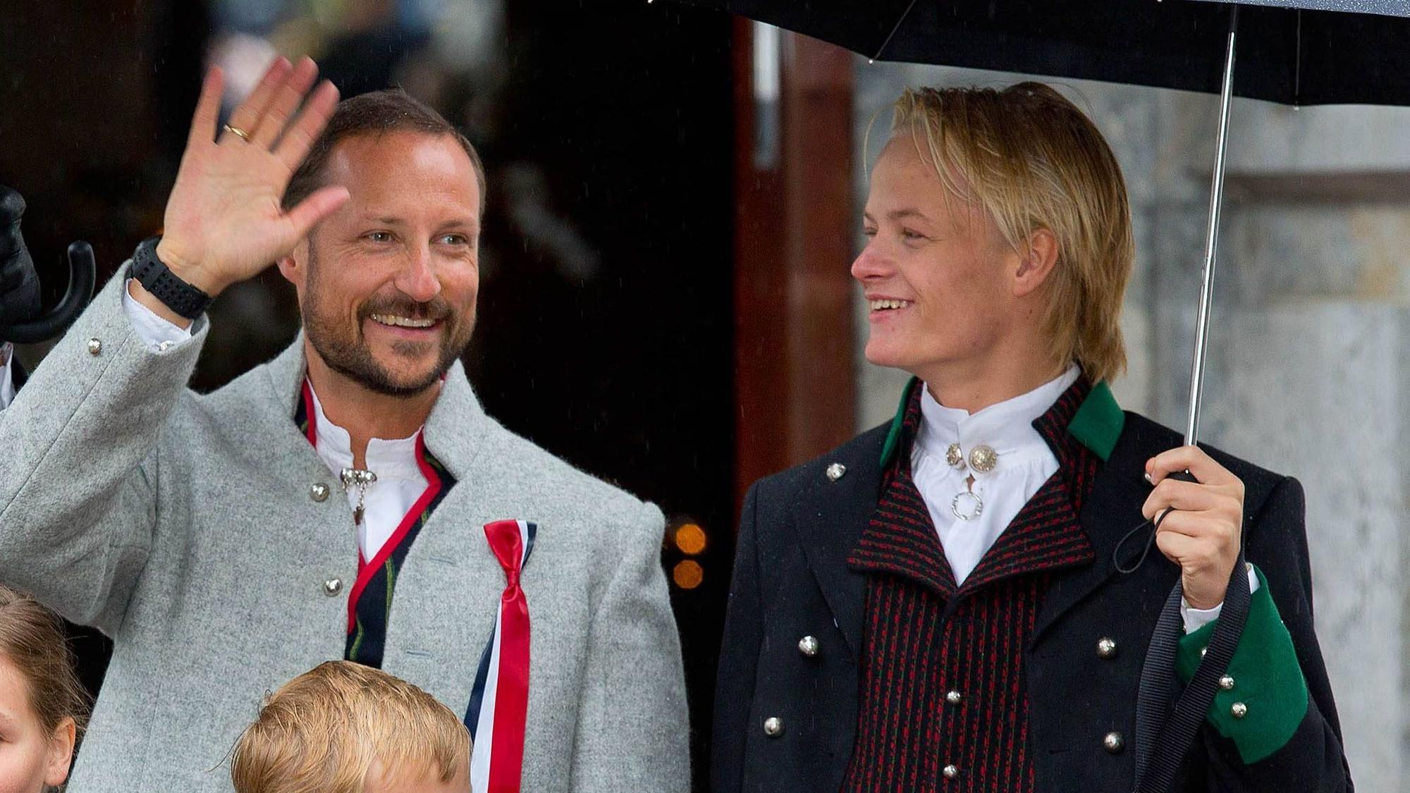 Kronprinz Haakon winkt dem Volk zu. Neben ihm steht Marius Borg Høiby.