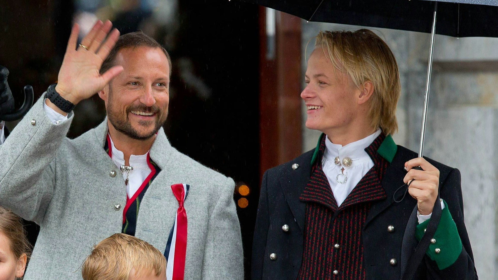 Kronprinz Haakon winkt dem Volk zu. Neben ihm steht Marius Borg Høiby.