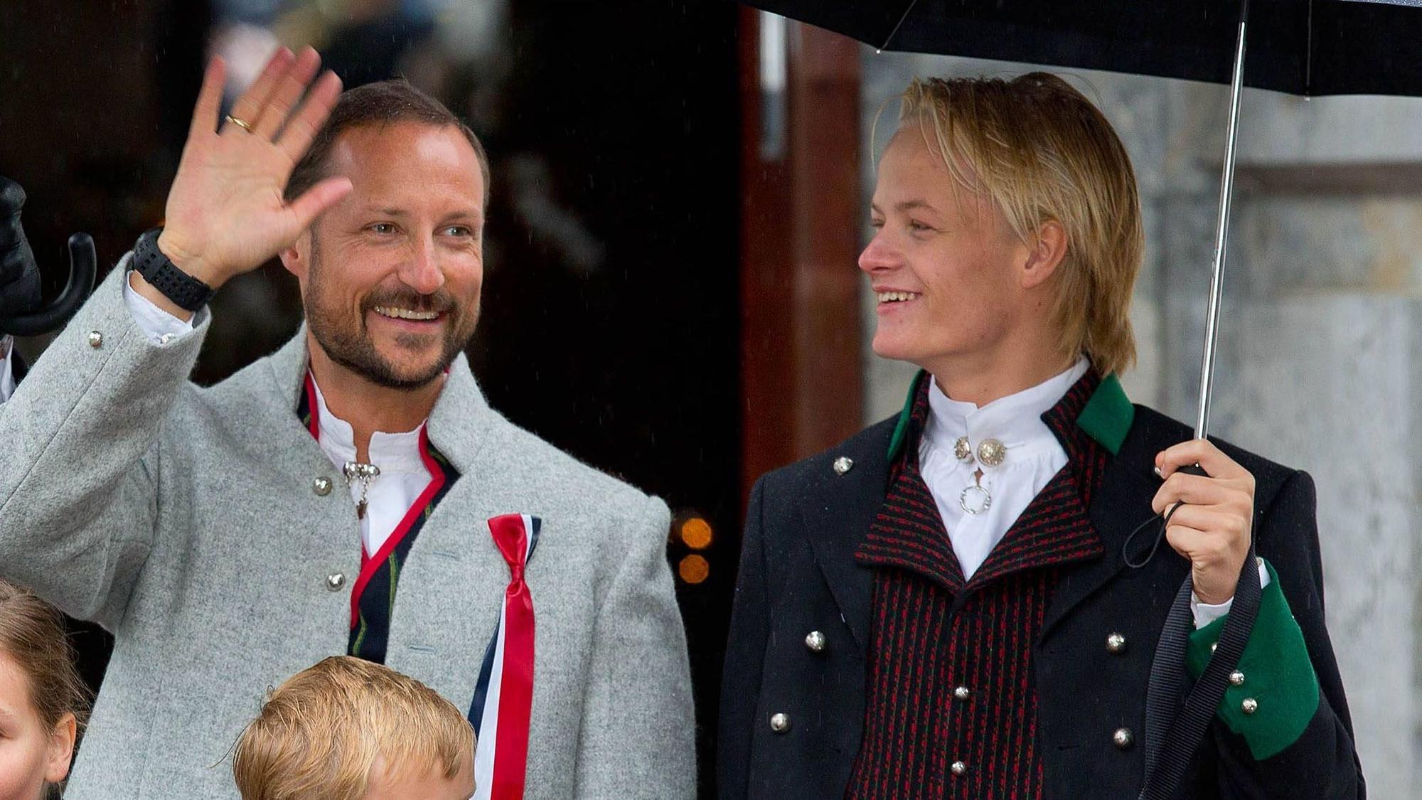 Kronprinz Haakon und sein Stiefsohn Marius bei einem öffentlichen Auftritt.