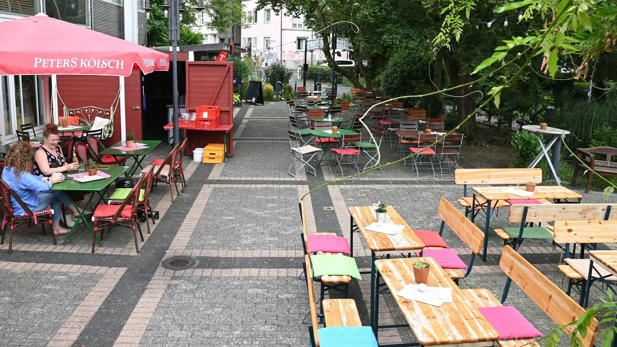 Die Außenansicht des Biergartens Palmengarten an der Mülheimer Stadthalle ist zu sehen.