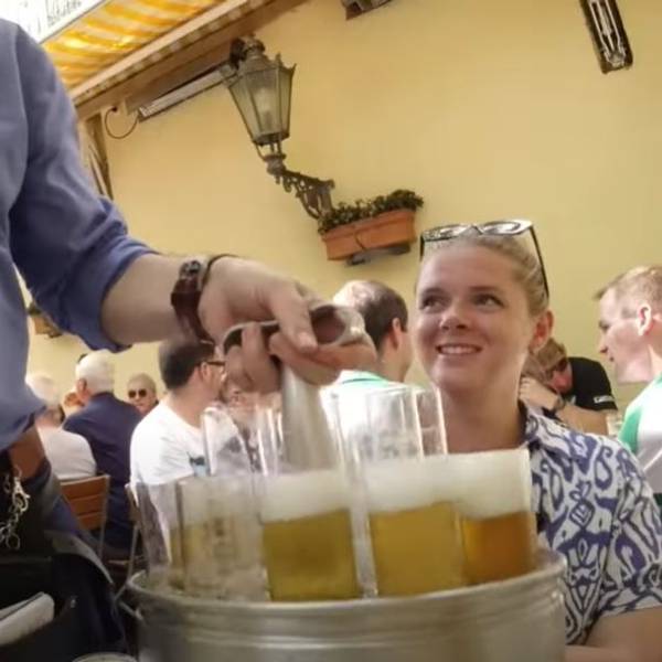 Der Köbes im Päffgen klärte australische Touristen über den Gebrauch eines bestimmten Wortes auf.