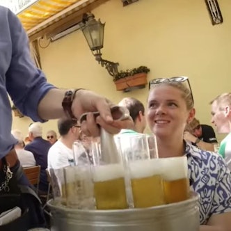 Der Köbes im Päffgen klärte australische Touristen über den Gebrauch eines bestimmten Wortes auf.