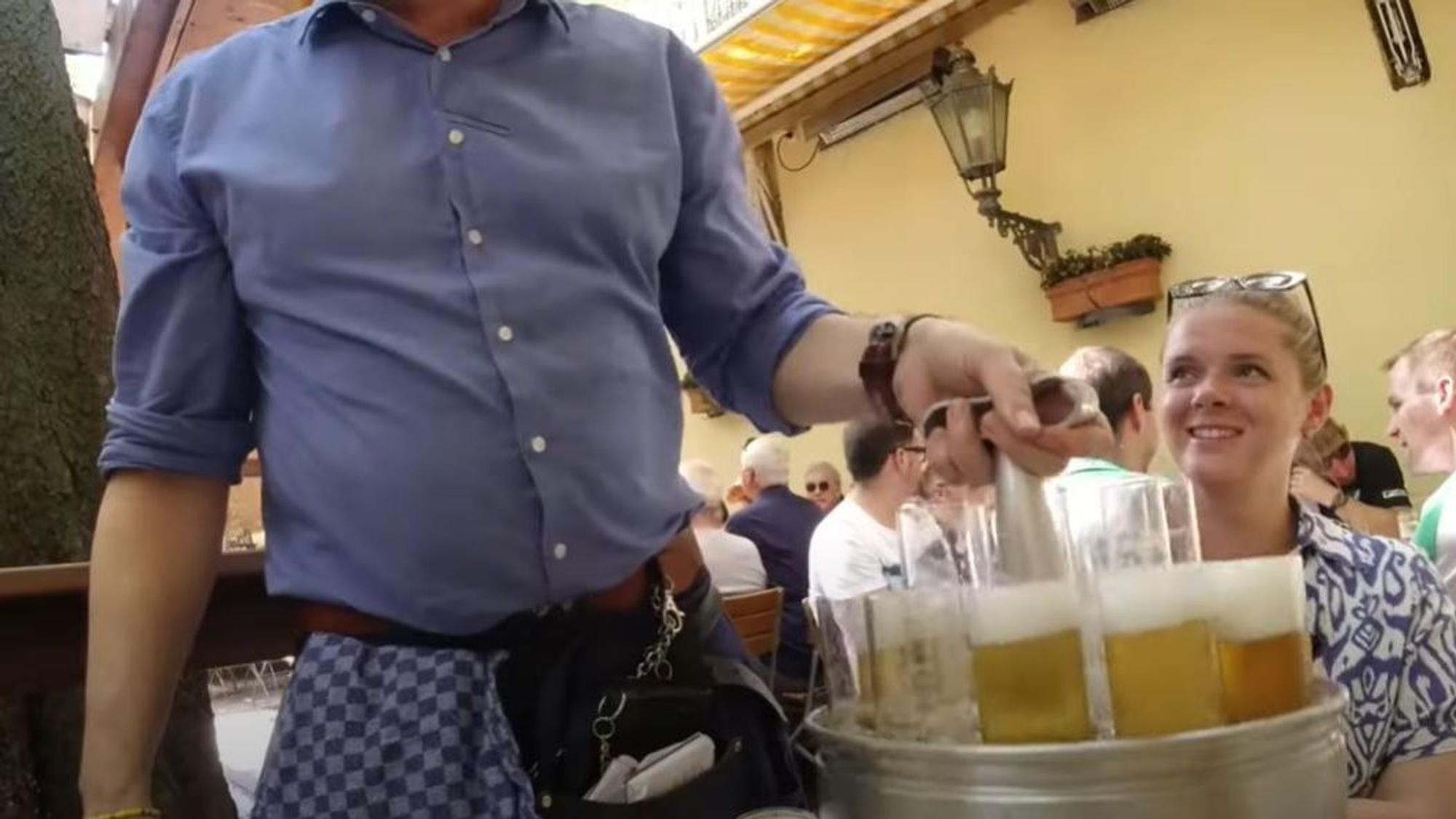 Der Köbes im Päffgen klärte australische Touristen über den Gebrauch eines bestimmten Wortes auf.