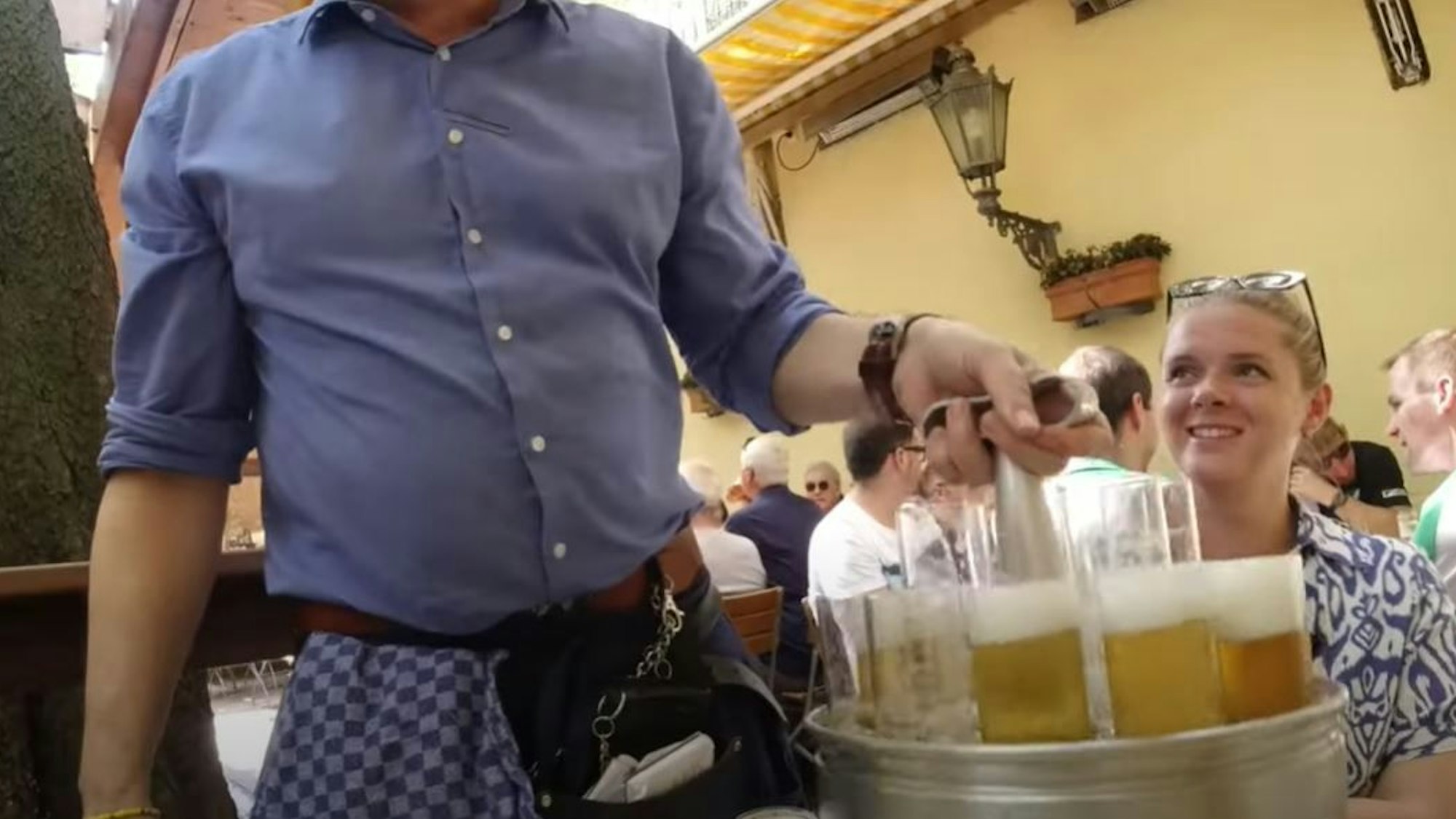 Der Köbes im Päffgen klärte australische Touristen über den Gebrauch eines bestimmten Wortes auf.