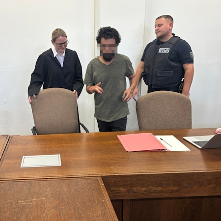 Messerangreifer
steht vor dem Landgericht und wird ins Gericht geführt.