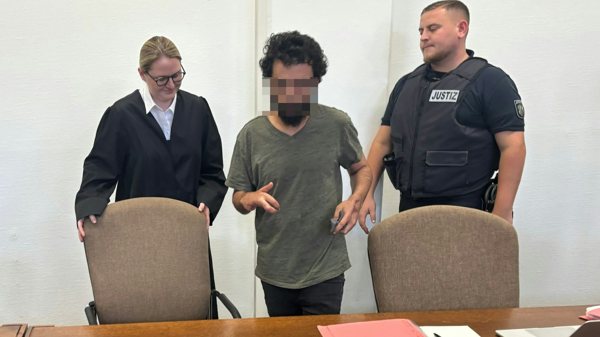 Messerangreifer
steht vor dem Landgericht und wird ins Gericht geführt.