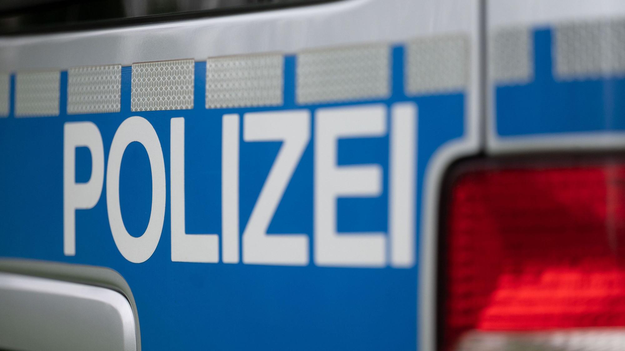 ARCHIV - 06.05.2021, Baden-Württemberg, Stuttgart: Das Wort Polizei ist auf einem Fahrzeug der Polizei zu sehen. (zu dpa: «Junger Mann ertrinkt in Freiburger See») Foto: Marijan Murat/dpa +++ dpa-Bildfunk +++