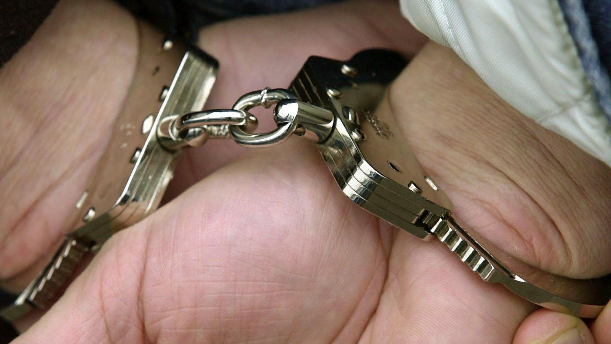In Bedburg hat die Polizei einem aggressiven Mann Handfesseln angelegt.
