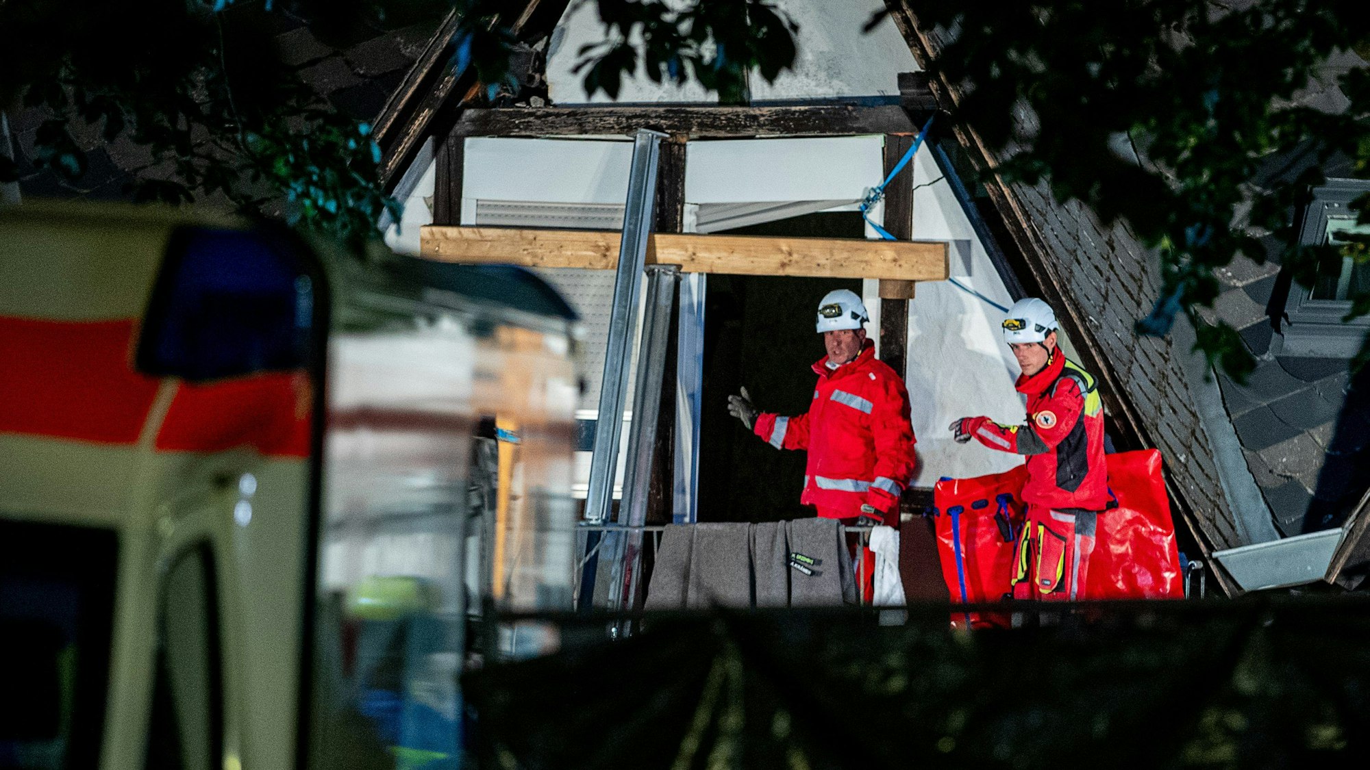Einsatzkräfte kurz bevor die letzte lebende Person gerettet wird. Nach dem Einsturz eines Hotels in Kröv an der Mosel ist auch die letzte überlebende Person aus den Trümmern gerettet worden.