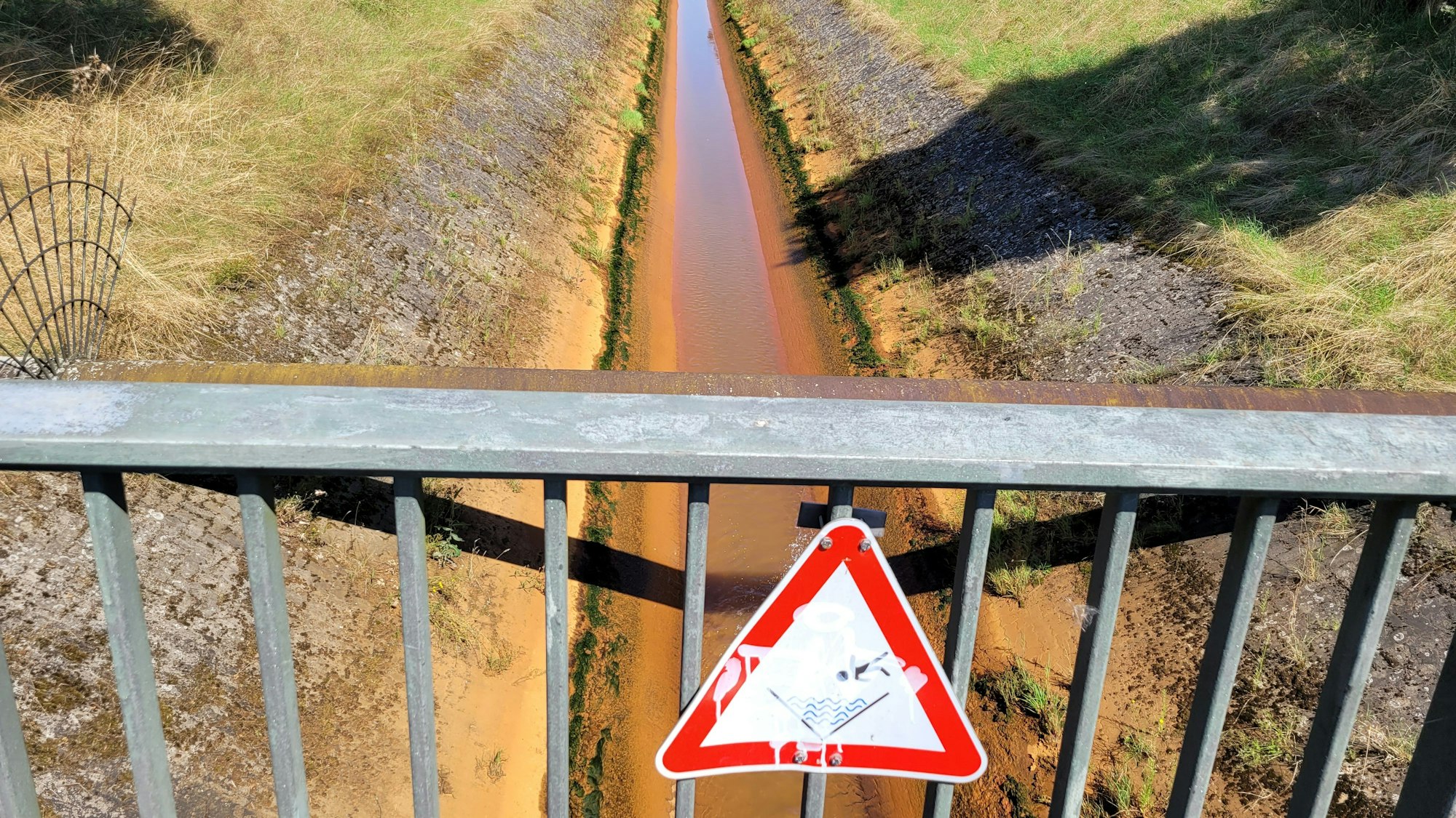 Ein Blick von einer Brücke auf den Kölner Randkanal.