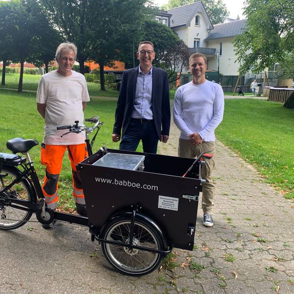 Torsten Braun (v.l.), Dirk Runge (Bürgermeister) und Markus Denke (Technischer Leiter der Abteilung Straßenbau für die Technischen Werke Burscheid) wollen, dass Burscheid weiter schön und sauber bleibt.