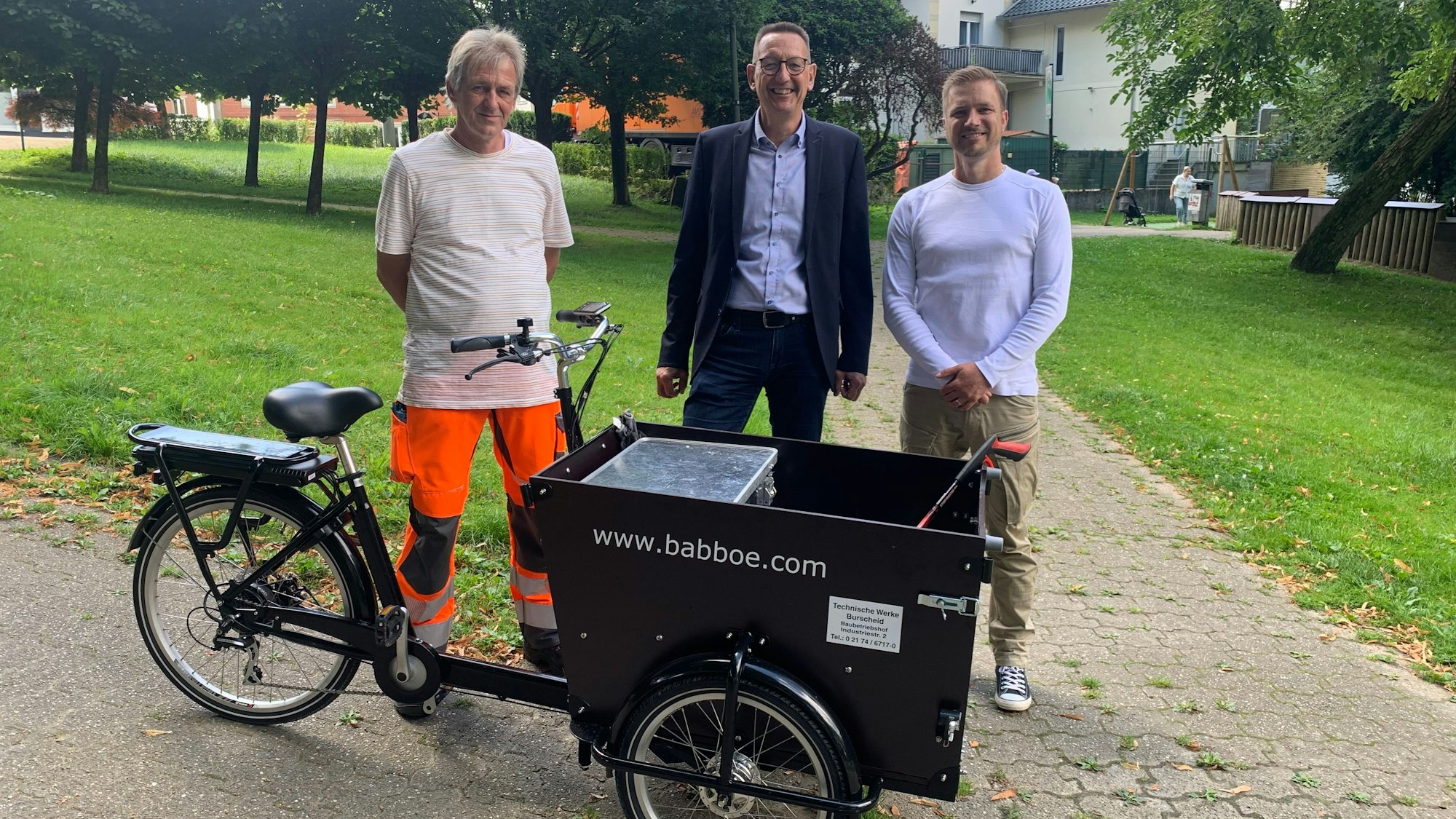 Torsten Braun (v.l.), Dirk Runge (Bürgermeister) und Markus Denke (Technischer Leiter der Abteilung Straßenbau für die Technischen Werke Burscheid) wollen, dass Burscheid weiter schön und sauber bleibt.