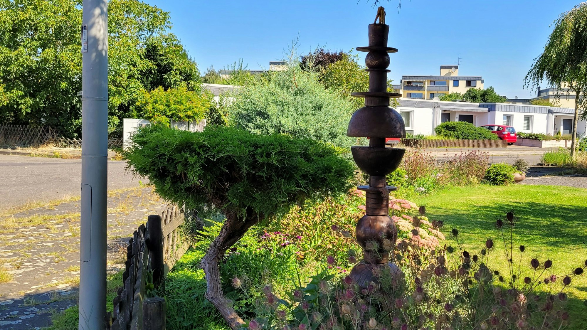 Eine Skulptur in einem Garten.