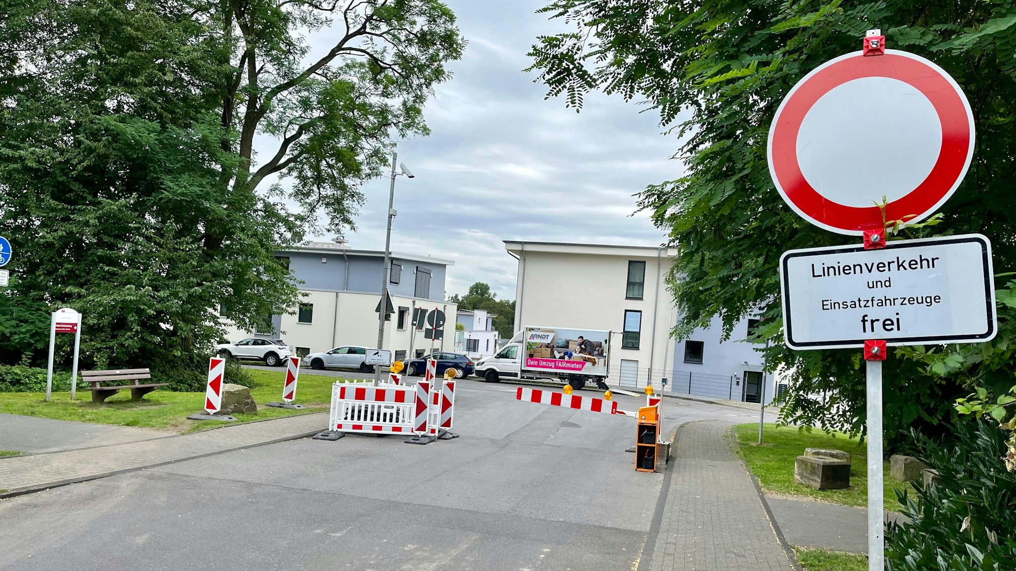 Die Schranke an der Jahnstraße, die die Durchfahrt zum Neubaugebiet Rötzinghofen blockiert