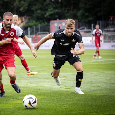 3. Liga: FC Viktoria Köln - Dynamo Dresden, 04.08.2024 Serhat-Semih Güler FC Viktoria Köln, 30 und Lars Bünning Dynamo Dresden, 23 Köln, 4.08.2024, 1. Spieltag der 3. Fußball-Liga, FC Viktoria Köln - Dynamo Dresden im Sportpark Hoehenberg in Köln. Die DFL-Bestimmungen verbieten die Verwendung von Fotografien als Bildsequenzen und / oder Quasi-Videos. *** 3 Liga FC Viktoria Köln Dynamo Dresden, 04 08 2024 Serhat Semih Güler FC Viktoria Köln, 30 and Lars Bünning Dynamo Dresden, 23 Cologne, 4 08 2024, 1 matchday of the 3 soccer league, FC Viktoria Köln Dynamo Dresden at Sportpark Hoehenberg in Cologne The DFL regulations prohibit the use of photographs as image sequences and or quasi videos Copyright: xBEAUTIFULxSPORTS/LeahxKohringx